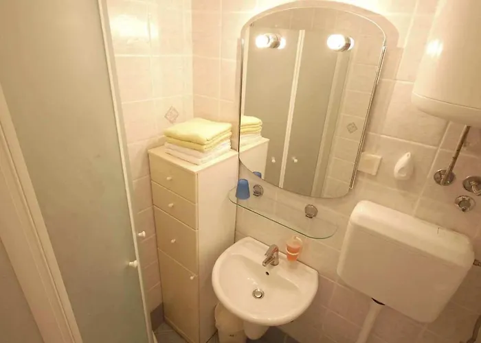 Appartamento With Parking Space Njivice, Krk - 21860