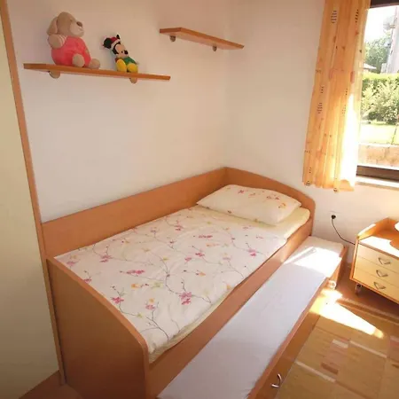 Lägenhet With Parking Space Njivice, Krk - 21860 Njivice